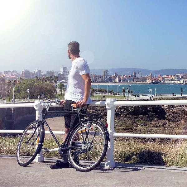 Foto de una persona mirando al mar en Gijón